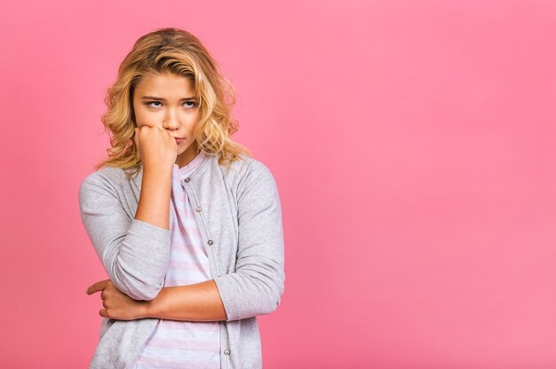 Foto ritratto di una ragazzina pensa e guarda in alto, confonde l'idea, proverà a trovare una soluzione