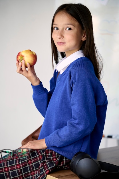 Un ritratto di una piccola scolaretta in classe