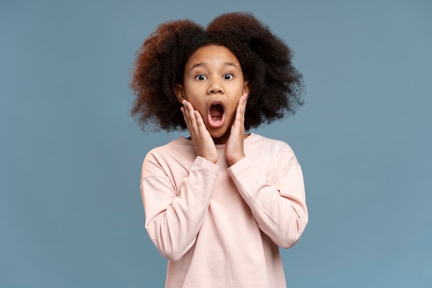 Photo portrait of little surprised girl