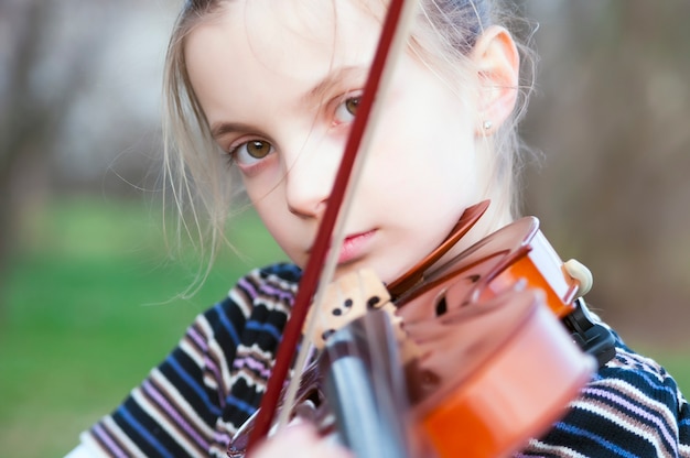 Photo portrait of the little violinist