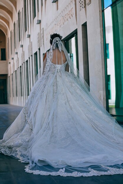 Foto ritratto di una bella sposa contro una finestra all'interno