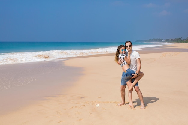 Ritratto di bella coppia innamorata divertirsi sulla spiaggia giovane bella gente che abbraccia momento romantico san valentino luna di miele