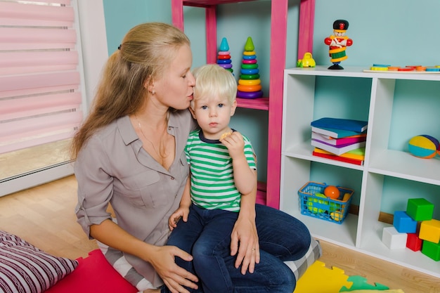 Ritratto di madre adorabile con adorabile ragazzo in età prescolare