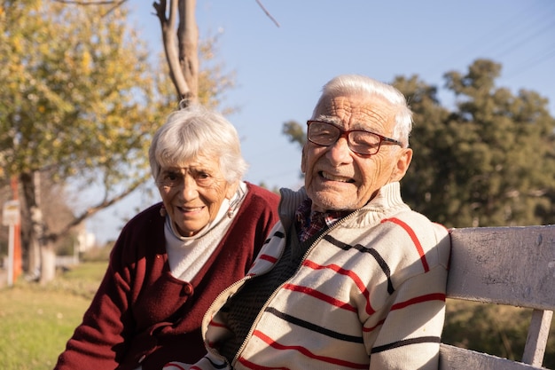 Photo portrait of lovely seniors couple