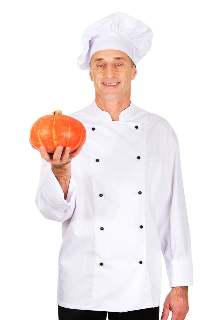 Photo portrait of male chef holding pumpkin against white background