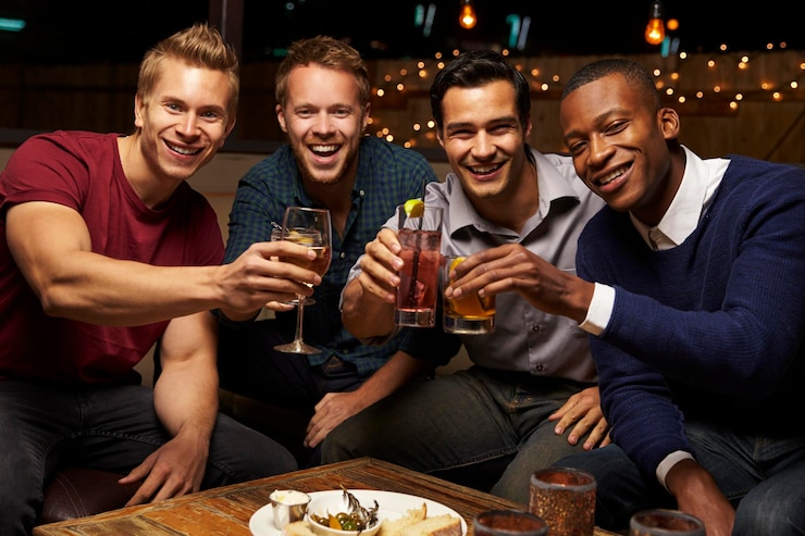 Photo portrait of male friends enjoying night out at rooftop bar