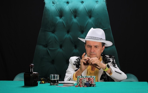 Photo portrait of a male gambler poker player