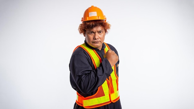 Foto ritratto di lavoratore maschio che indossa una tuta di sicurezza che indossa un giubbotto di sicurezza riflettente casco