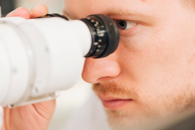 Photo portrait of a male optometrist