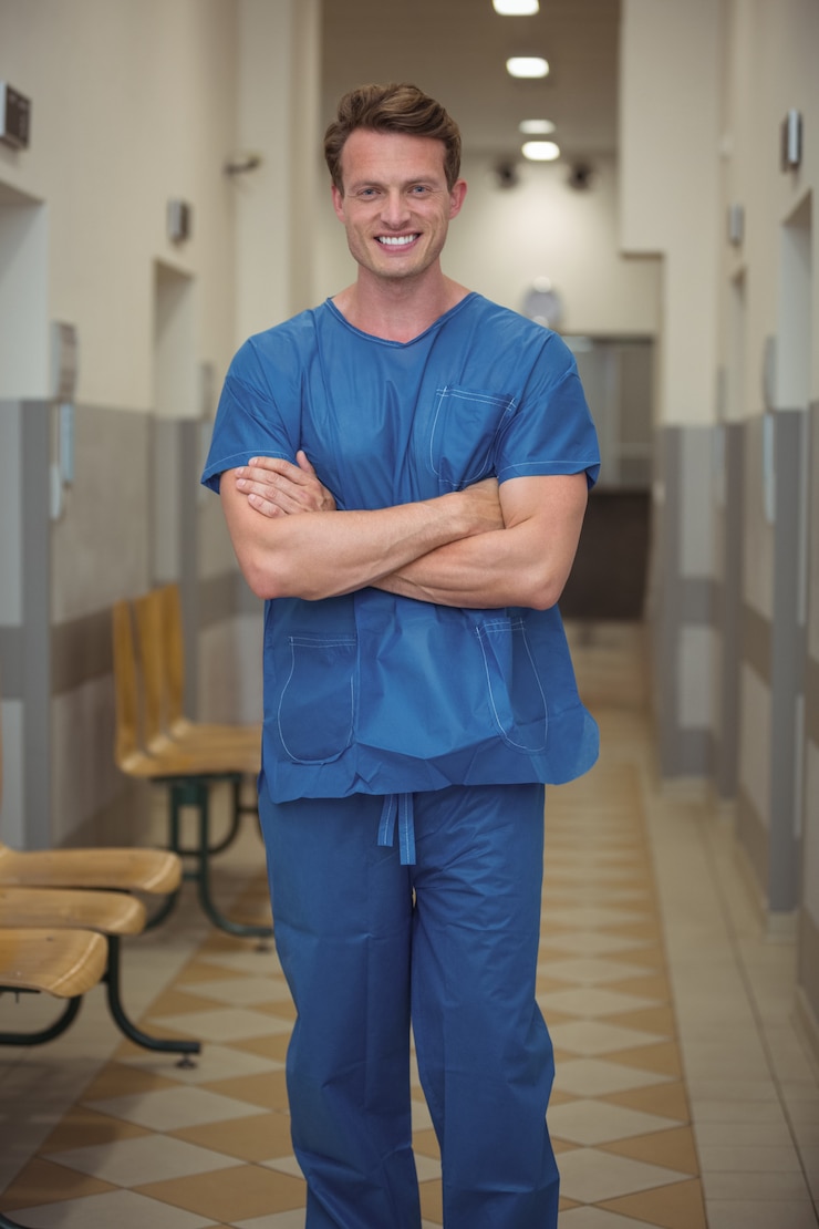 Photo portrait of male surgeon standing in corridor