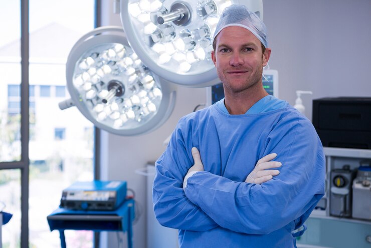 Photo portrait of male surgeon standing in operation theater