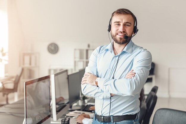 Photo portrait of male technical support agent in office