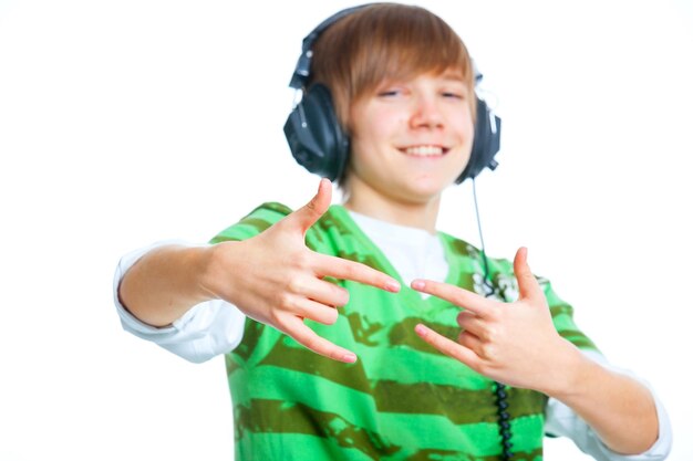Foto ritratto di un adolescente maschio che ascolta la musica