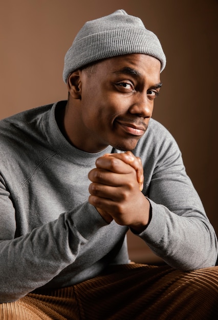 Photo portrait male wearing cap with praying sign