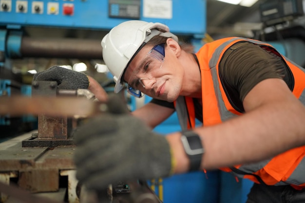 Foto ritratto di un operaio maschio in piedi nella fabbrica di produzione dell'industria pesante