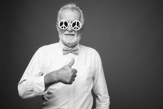 Photo portrait of man against black background