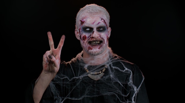 Photo portrait of man against black background