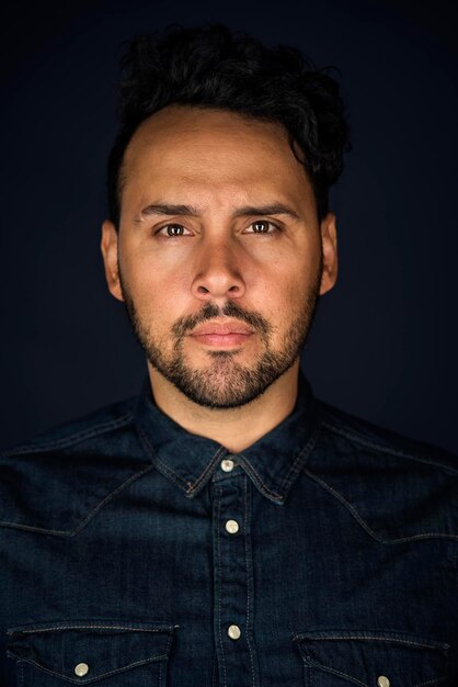 Photo portrait of man against black background