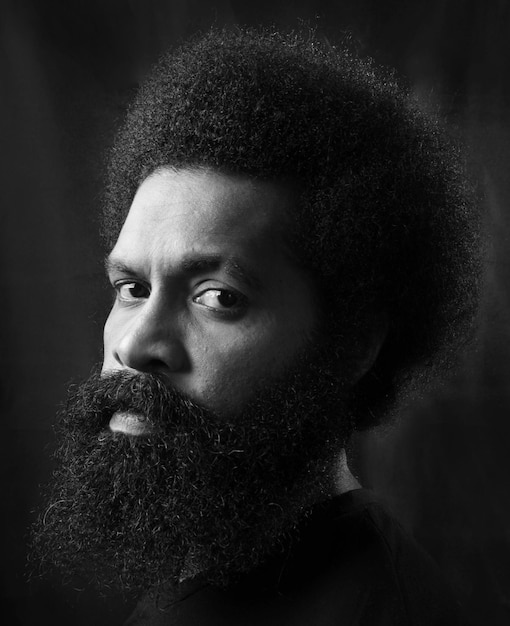 Photo portrait of man against black background