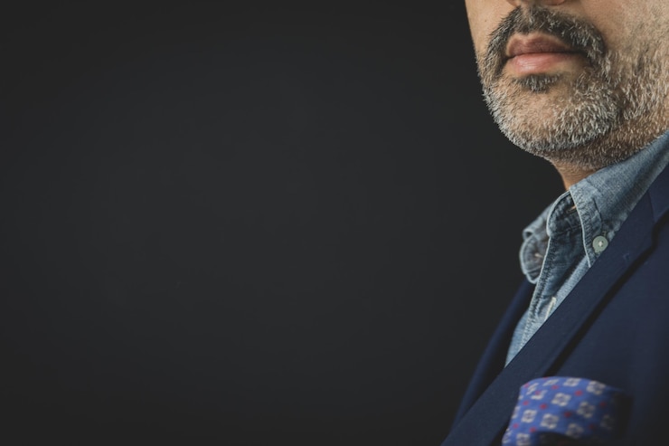 Photo portrait of man against black background