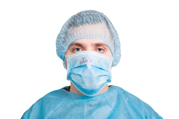 Foto ritratto di un uomo su sfondo blu con maschera di protezione