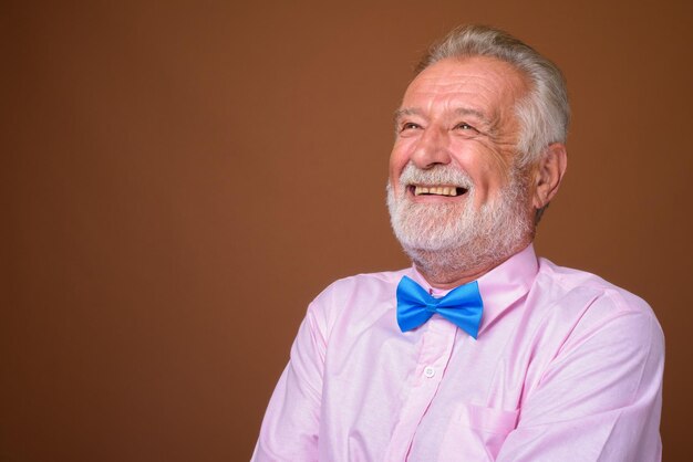 Photo portrait of man against gray background