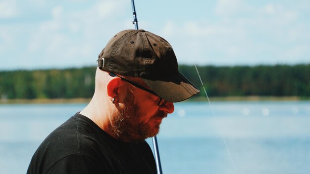 Photo portrait of man against lake