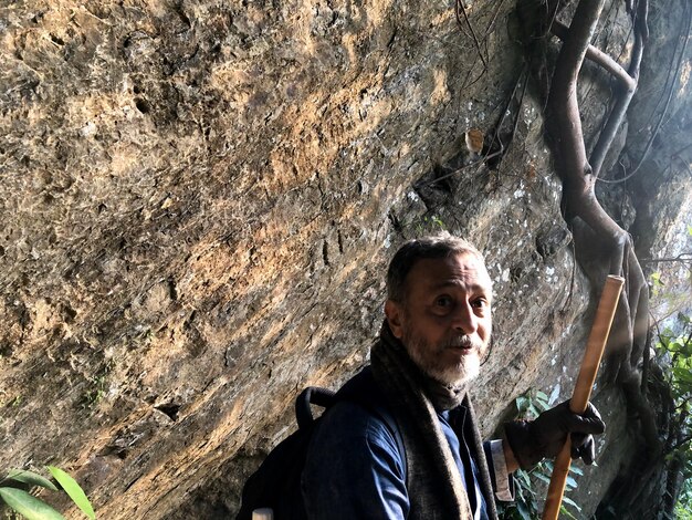 Photo portrait of man against rock