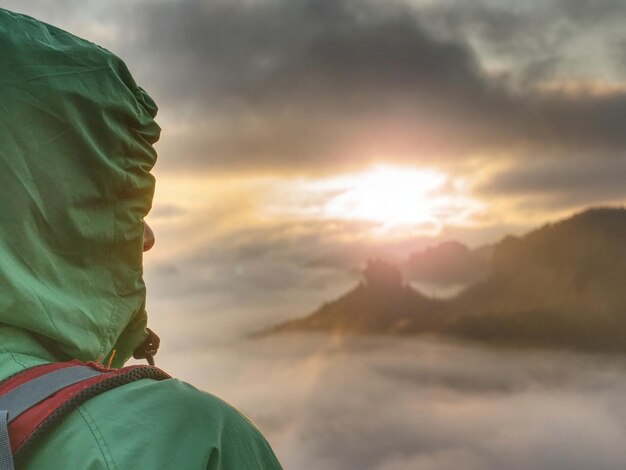 Foto ritratto di un uomo contro il cielo durante il tramonto