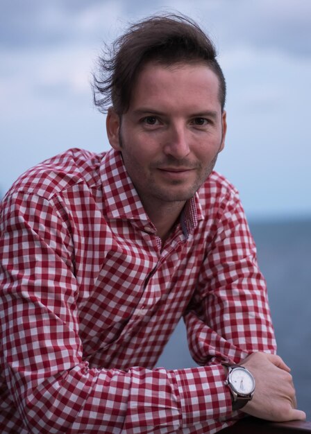 Photo portrait of man against sky