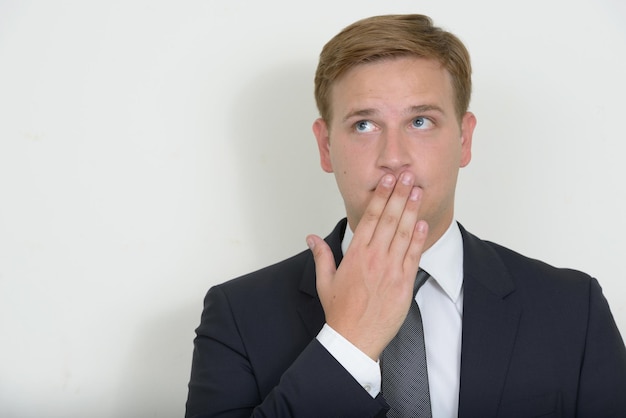 Foto ritratto di un uomo sullo sfondo bianco