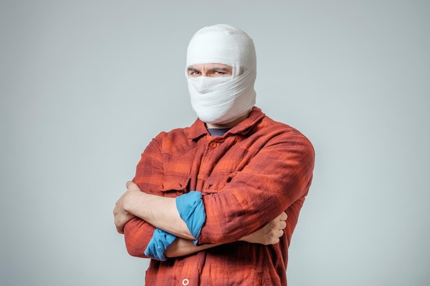 Photo portrait of man bandaged up