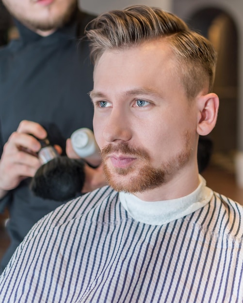 Photo portrait of man in barbershop with classic styling