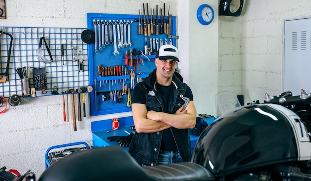 Foto ritratto di un uomo in moto in un garage