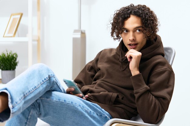 Portrait of a man chatting in the room on the phone\
lifestyle