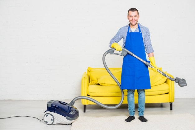 Photo portrait of man cleaning his house