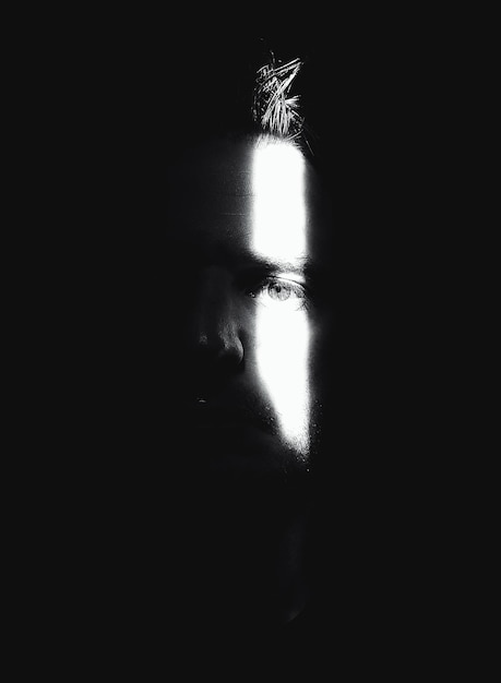Foto ritratto di un uomo in camera oscura