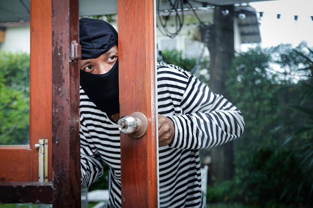 Photo portrait of man on door