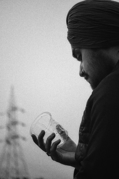 Photo portrait of man drinking water from glass