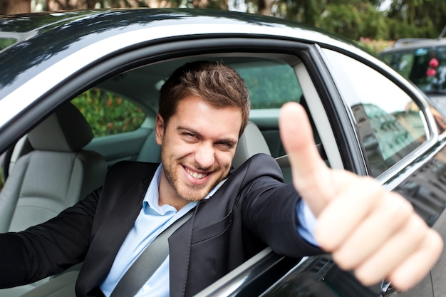 Ritratto di un uomo alla guida della sua auto