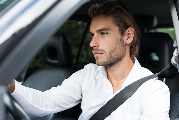 彼の車を運転している男の肖像