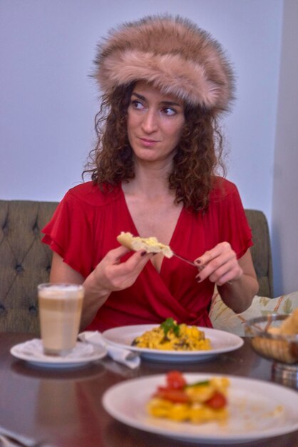 Photo portrait of man eating food