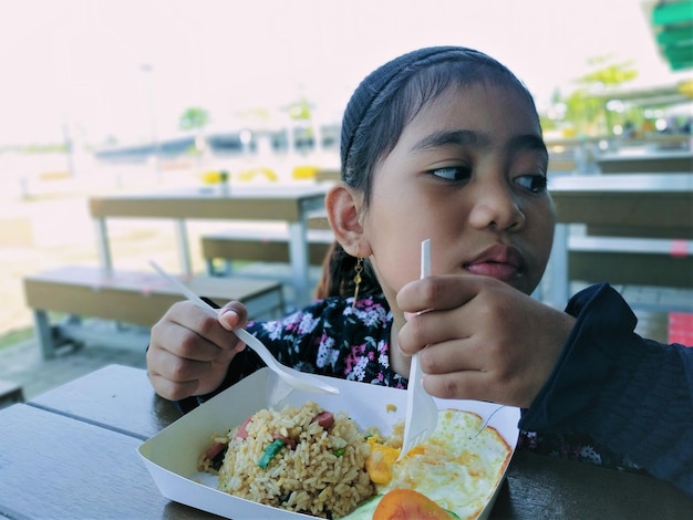 Photo portrait of man eating food