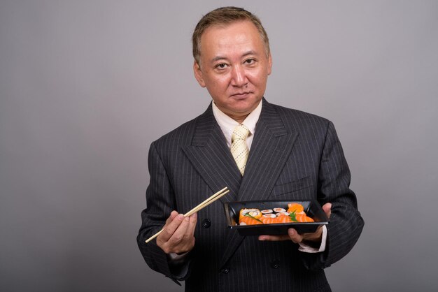 Photo portrait of man eating food