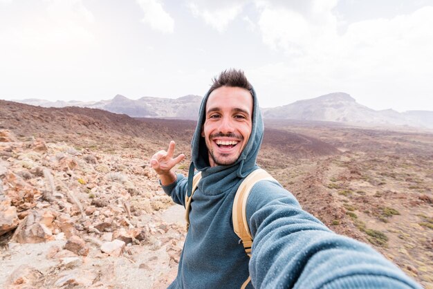 Photo portrait of man gesturing while standing outdoors