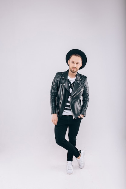 Photo portrait of a man in a hat in the studio