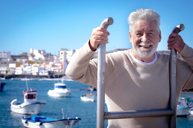 Foto ritratto di un uomo che tiene una barca contro il cielo