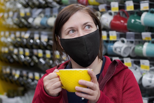 Photo portrait of man holding camera at store