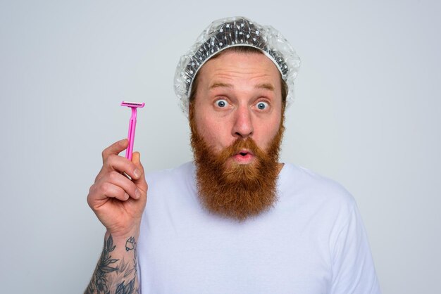 Photo portrait of man holding camera over white background