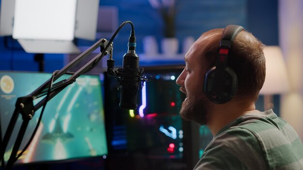 Foto ritratto di un uomo con la telecamera in mano